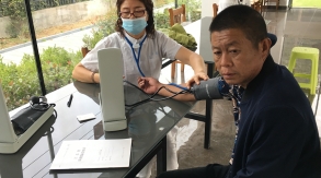 景泰玻璃邀請連云港長壽醫院體檢科醫務人員來公司對公司員工進行職業健康體檢