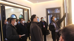 2月26日下午，縣委高書記一行來景泰玻璃督導企業復工復產、疫情防控及安全生產情況，并參觀、考察景泰門窗工廠。